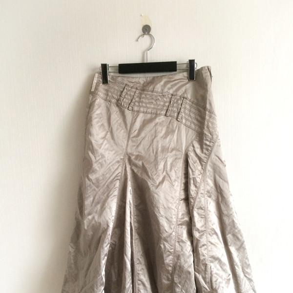 Line detail unbalanced long skirt