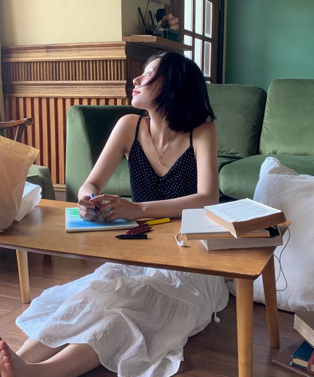 데일리쥬  [4천장판매/MADE] 베니카 도트 셔링 브이넥 골지 나시