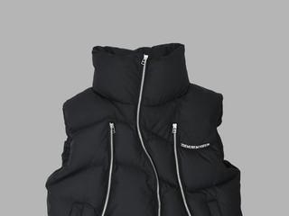 CURVED ZIPPER PUFFER DOWN VEST (BLACK)
