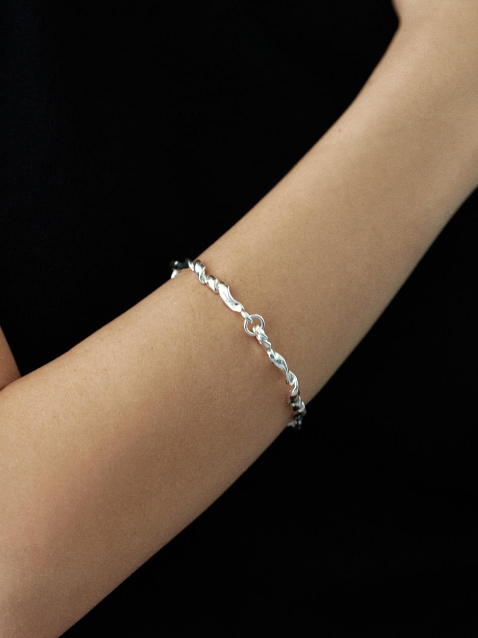 BOLD KNOT BRACELET