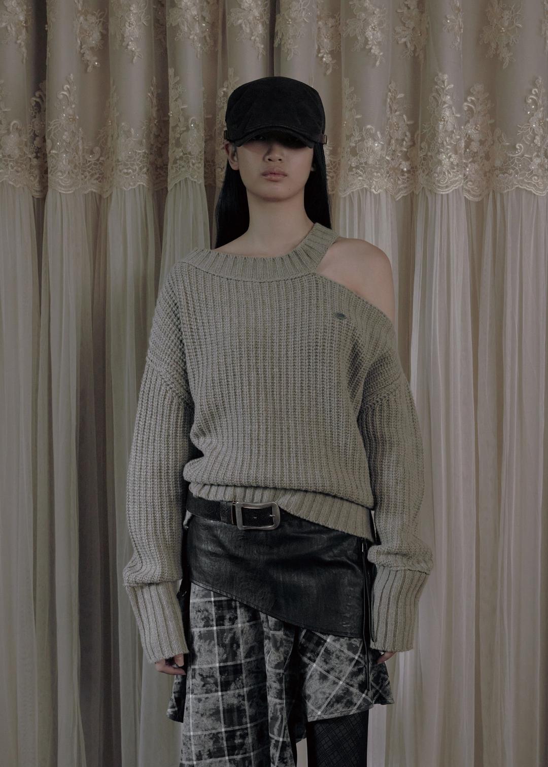 NECK CUT-OUT LOOSE FIT KNIT, WOOD