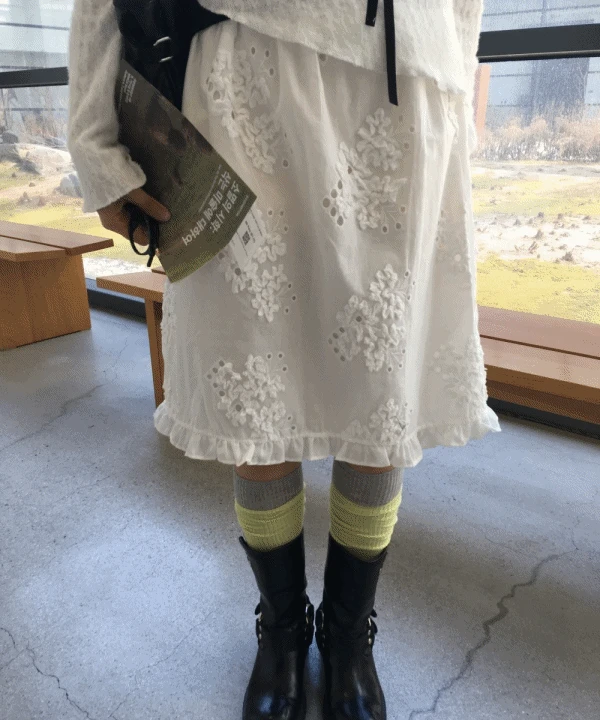 [MADE][봄신상🌼/러블리무드💌] 텔츠 펀칭 레이스 플라워 자수 밑단 프릴 미디 스커트 1 color 발레코어룩/데이트룩/벚꽃룩