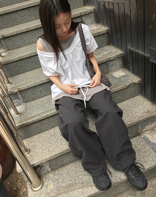 미뮤르 브이넥 도트 레이어드 오프숄더 티
