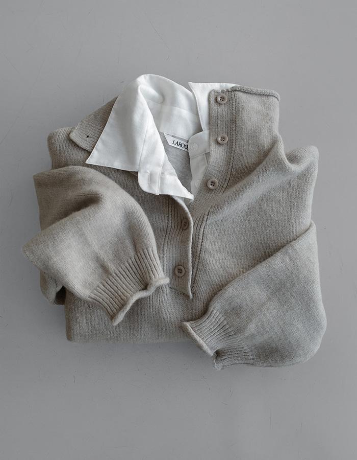 라떼하이넥버튼니트