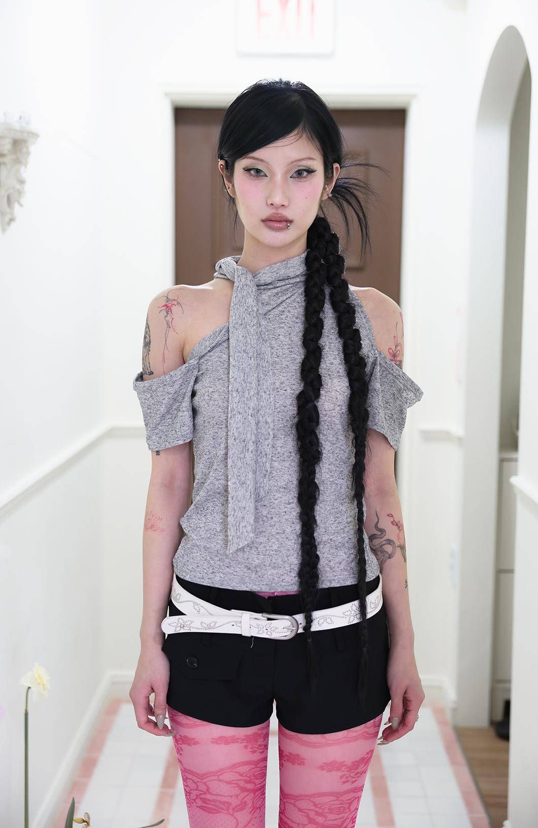 [Pink orchid house] Halter open shoulder T (3color) (Gray)