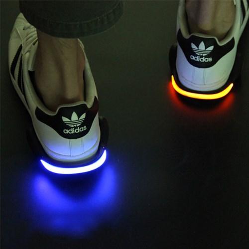 켈리퍼 밤에도 안전하게! 빛나는 LED 신발 클립