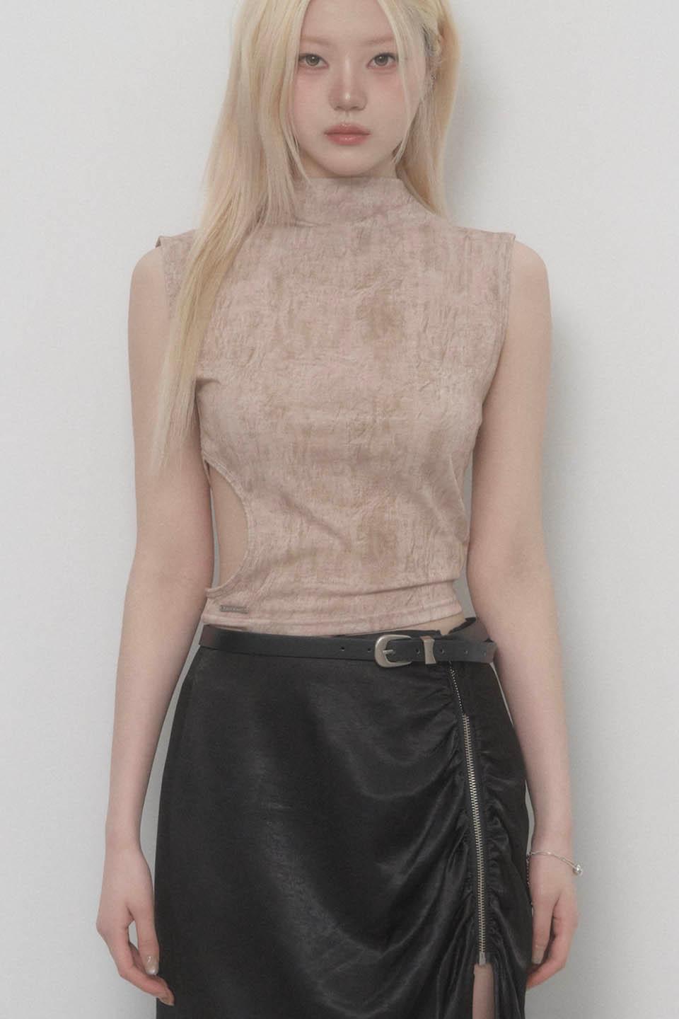 Graphic Side-hole Neck Slit Tank Top (Moca Mousse)