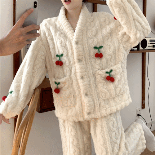 체리 폼폼 꽈배기 수면 잠옷 세트 (1color)