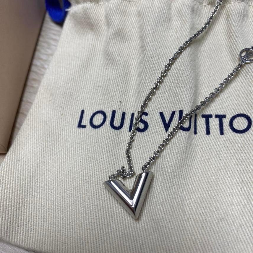 루이비통 v에센셜 목걸이 50만원