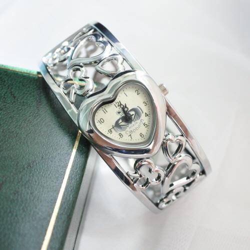 2000s ROVADA claddagh heart cuff watch