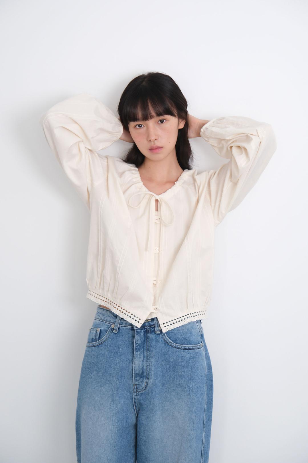2월초 예약배송 6th) moui Anna lace blouse (CREAM)
