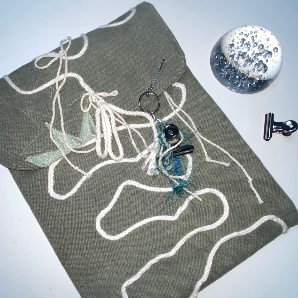 스트링 디테일 아이패드 파우치