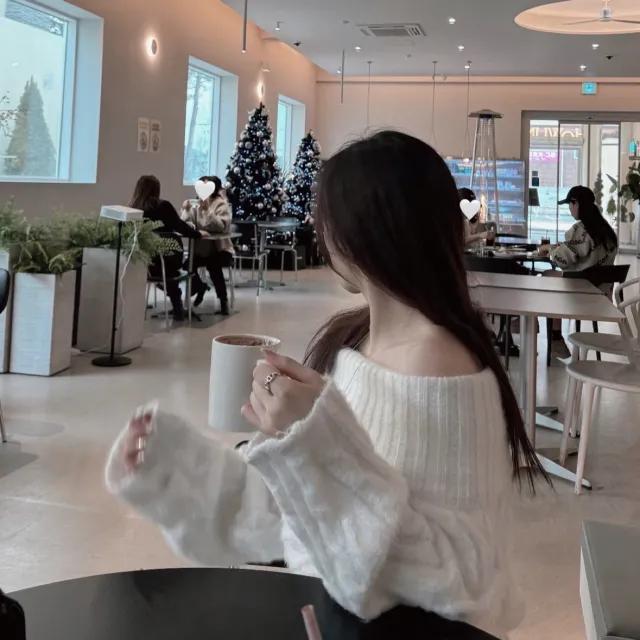 [여친룩] 샤샤 모헤어 오프숄더 스웨터