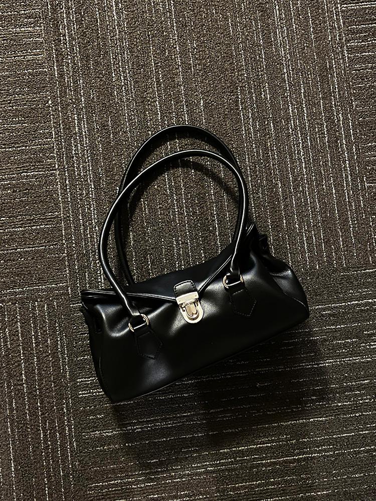 [룸룸] 빈티지 버클 바게트백