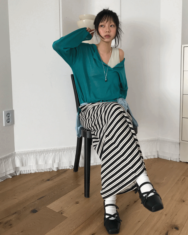 노어슨 PUNCHING V-NECK SLEEVELESS