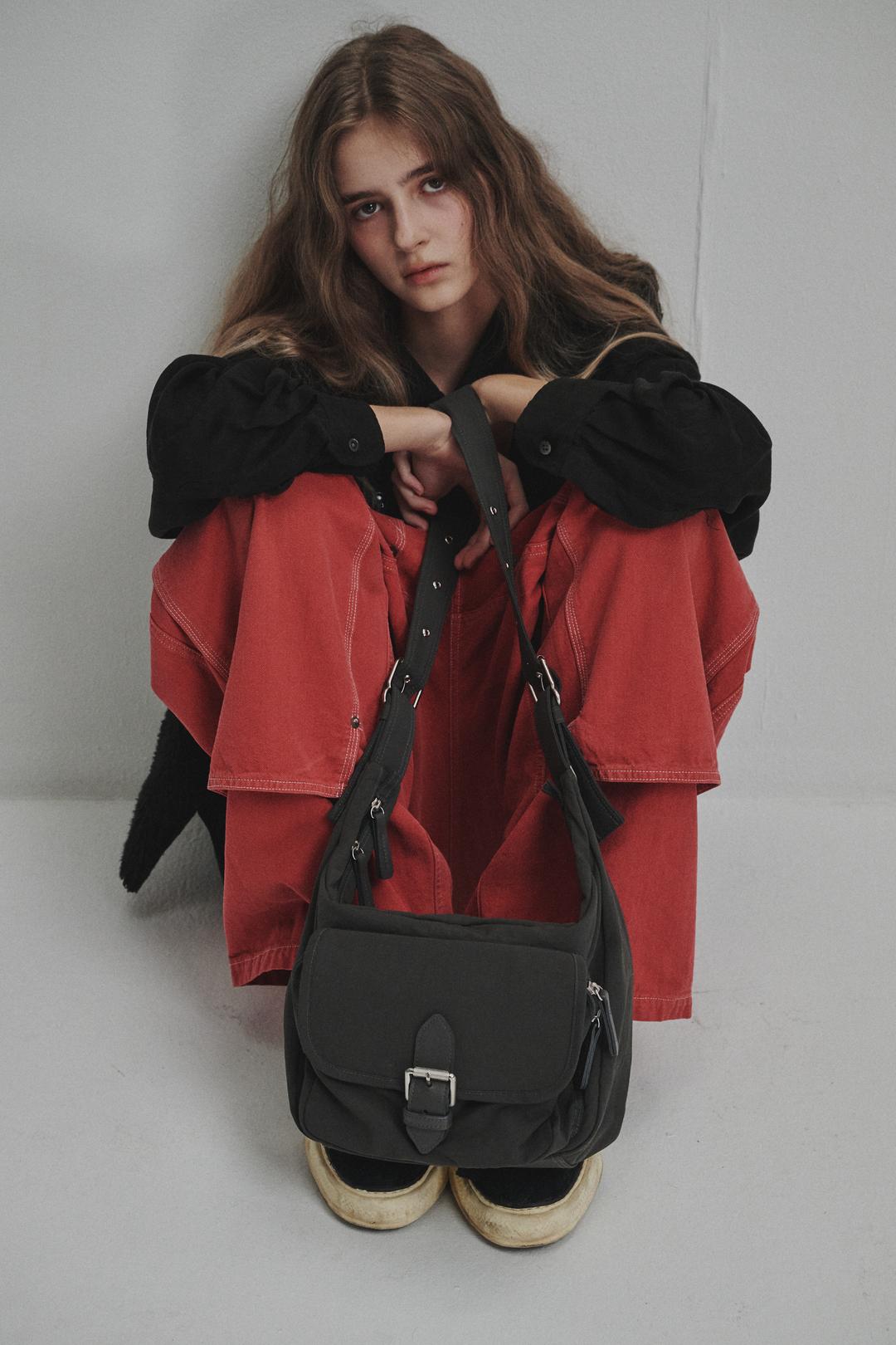 [3차 바로배송] MESSENGER BAG _ BASIC (CHARCOAL)