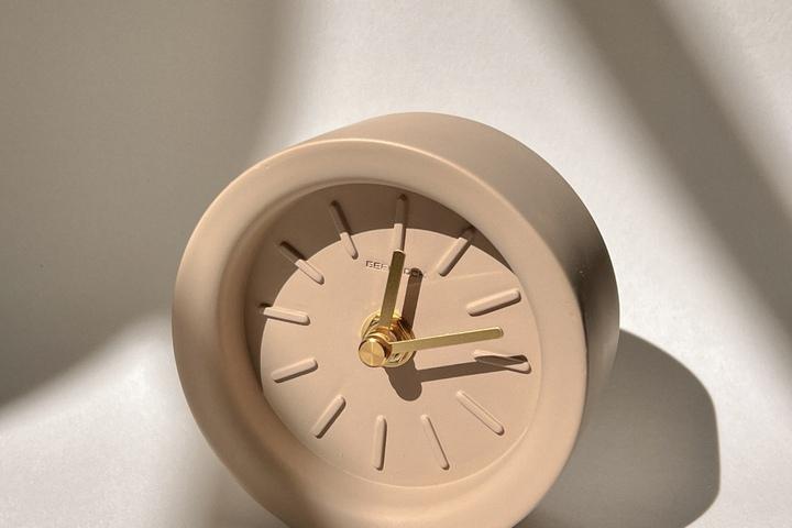 라운드 스톤 베이지 무소음 탁상시계