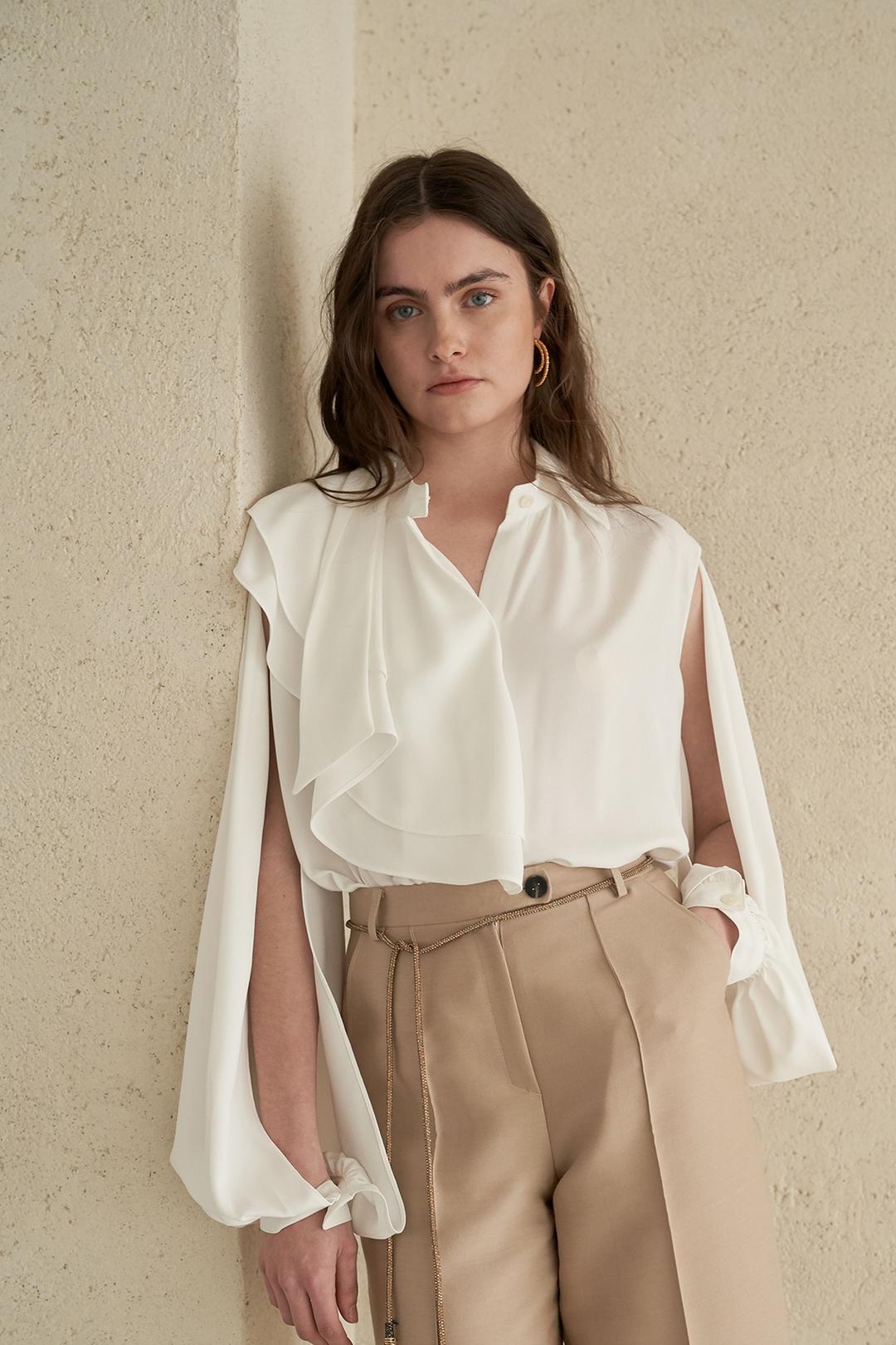 언밸런스 플레어 칼라 슬릿 소매 블라우스