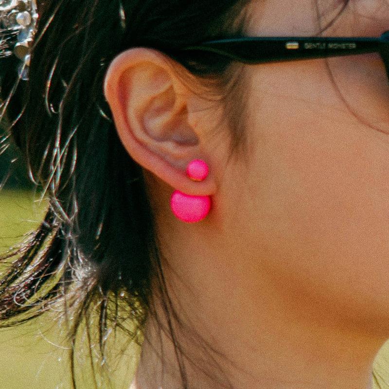 SUMMER BALL EARRING NEON PINK
