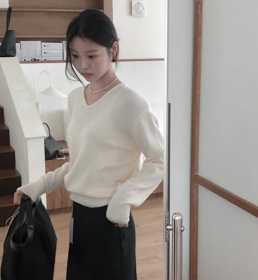 아워페이브 르버터 아카 브이넥 사계절 니트