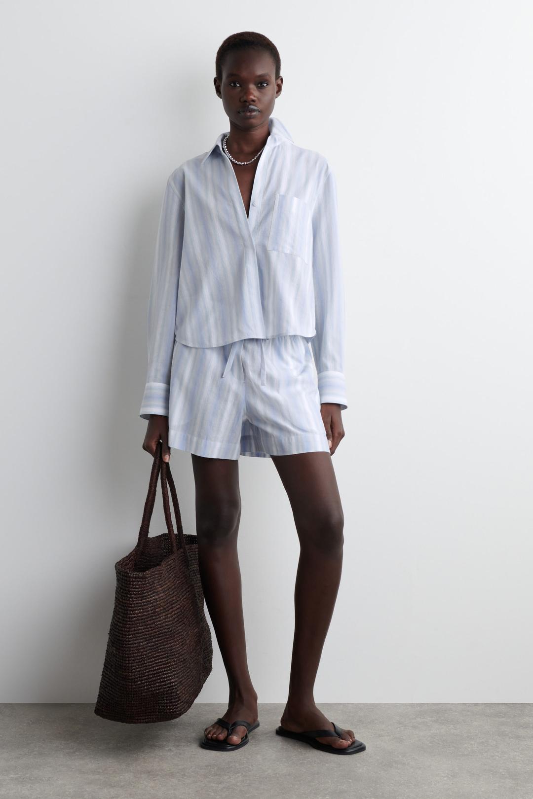 SHORT RAYÉ EN CRÊPE - BLEU / RAYÉ | COS