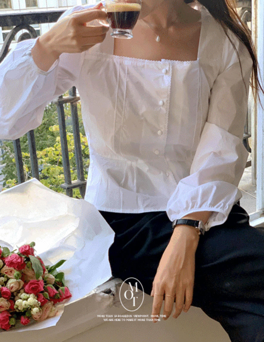 [당일배송/More Than] made. 로지 스퀘어 프릴 퍼프 버튼 블라우스