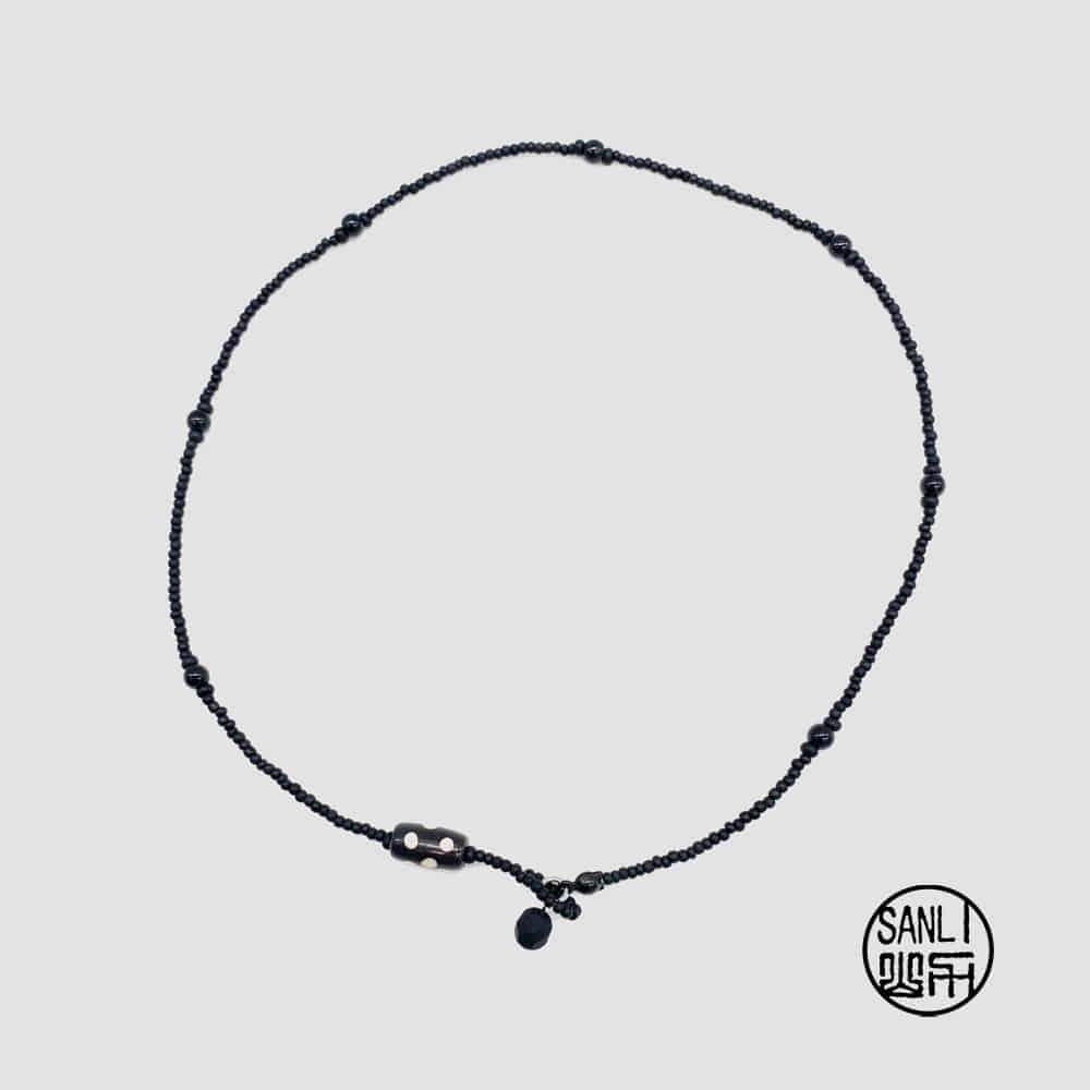 Dot necklace (black)