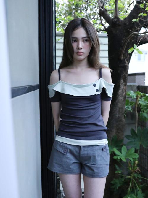 버튼 콘트라스트 오프숄더(차콜)