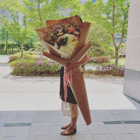 초대형꽃다발 짱큰 대왕 자이언트 여자친구 1주년 100일 생일 선물 와이프 아내 결혼기념일 전국 당일 꽃배달 서비스 꽃집