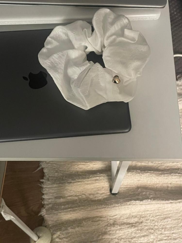 crimson made 하트 펜던트 자카드 스크런치 (white)