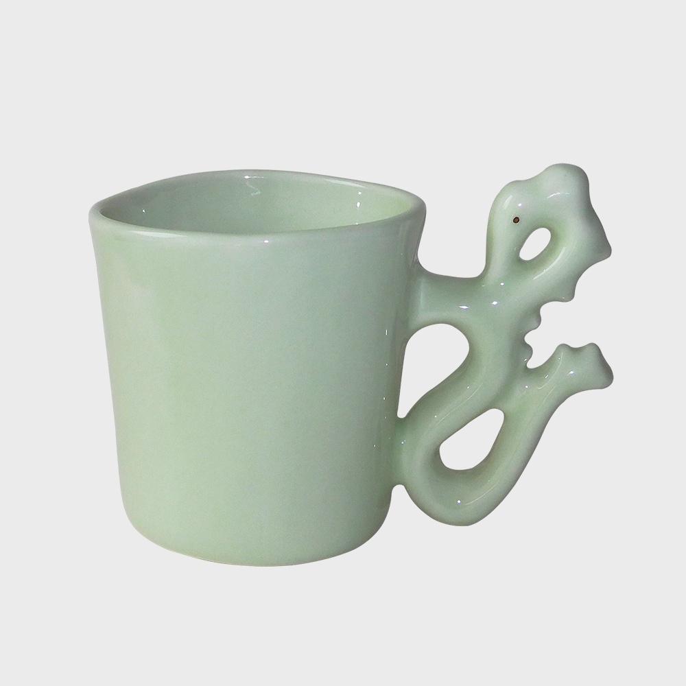 Baby dragon mug (gold) - Jade