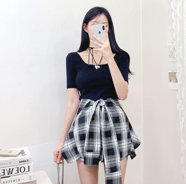 [*오늘!!당일출고*예쁜투피스SET!!] 베일 스퀘어넥 티셔츠 + 체크 치마바지 세트