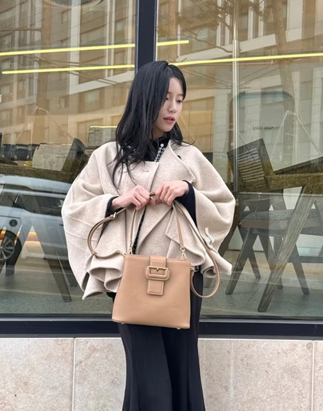 [하운드투스체크 COMBI] 베이지 D장식 체크배색 가죽 숄더백 M