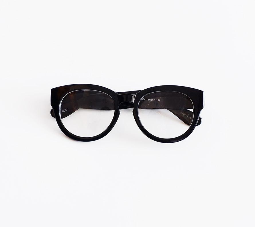 bold cat's Horn-rimmed glasses