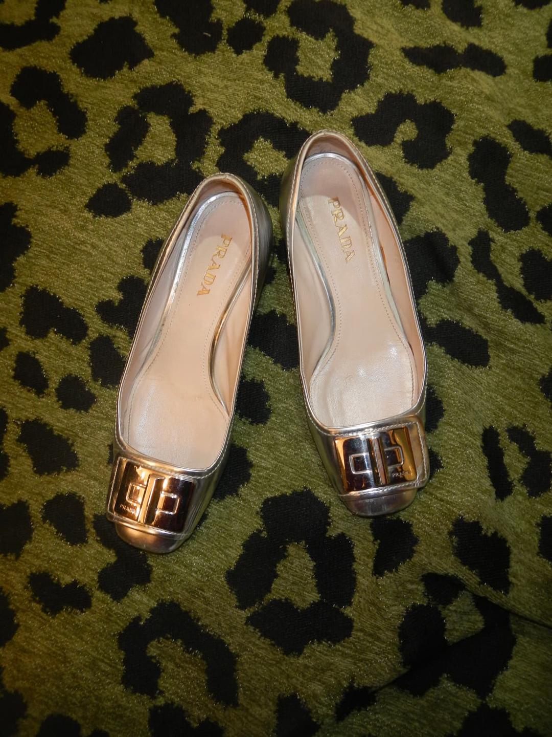 프라다 PRADA 실버 페이턴트 가죽 슬링백 펌프스 | 후루츠패밀리