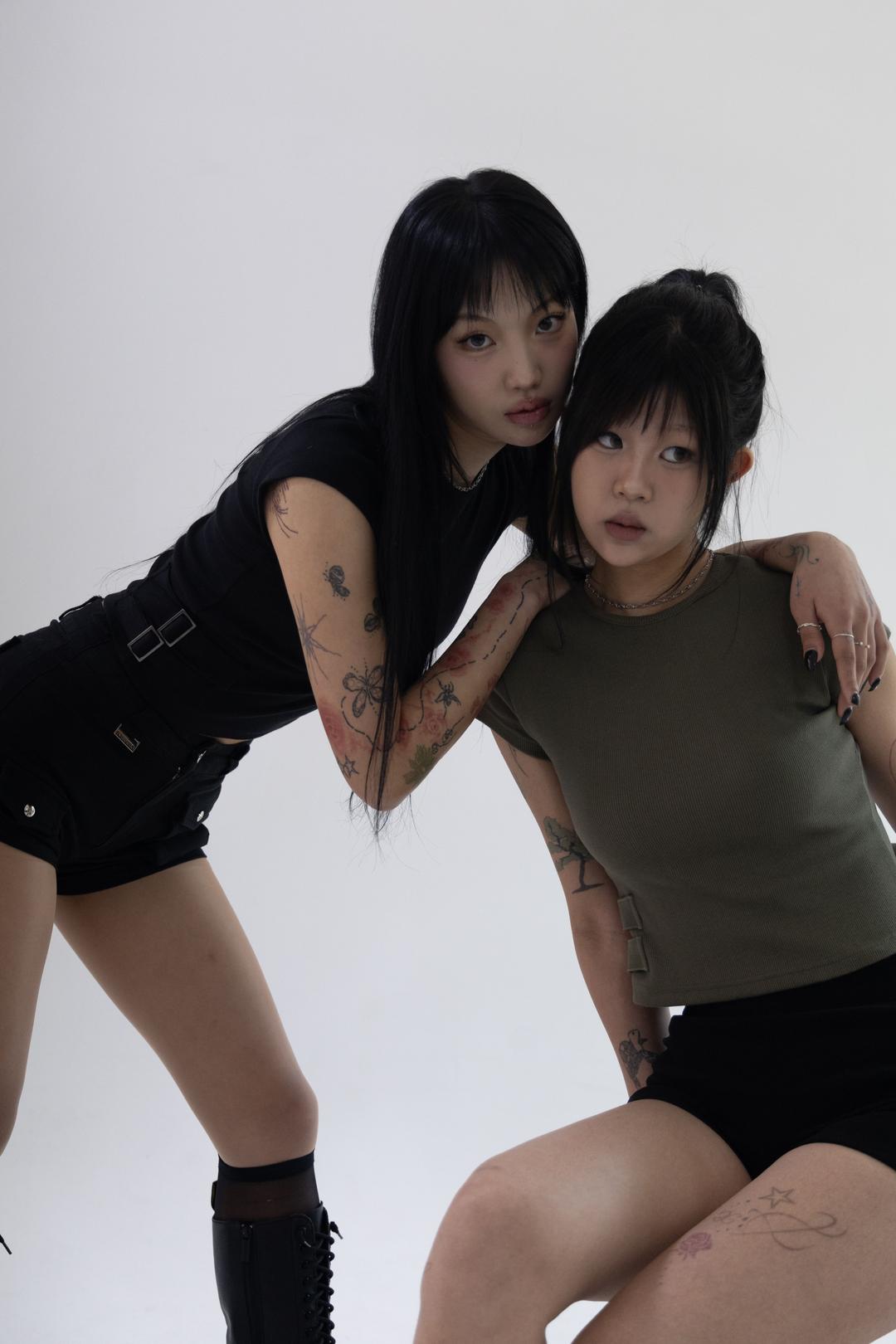 BEGINNING BUCKLE TEE IN BLACK