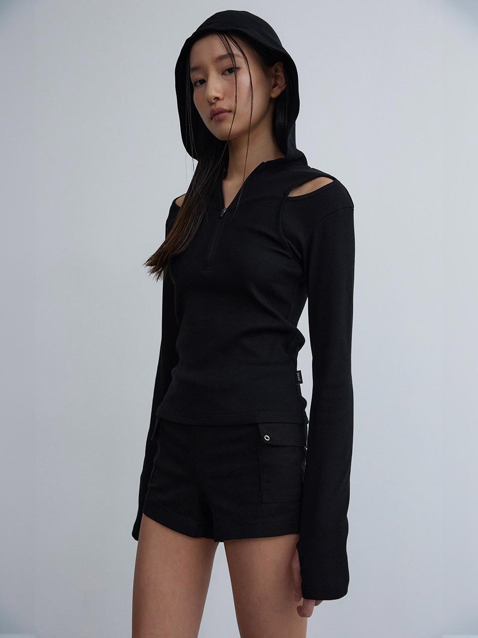 Eyelet-Pointed Cargo Shorts (black)