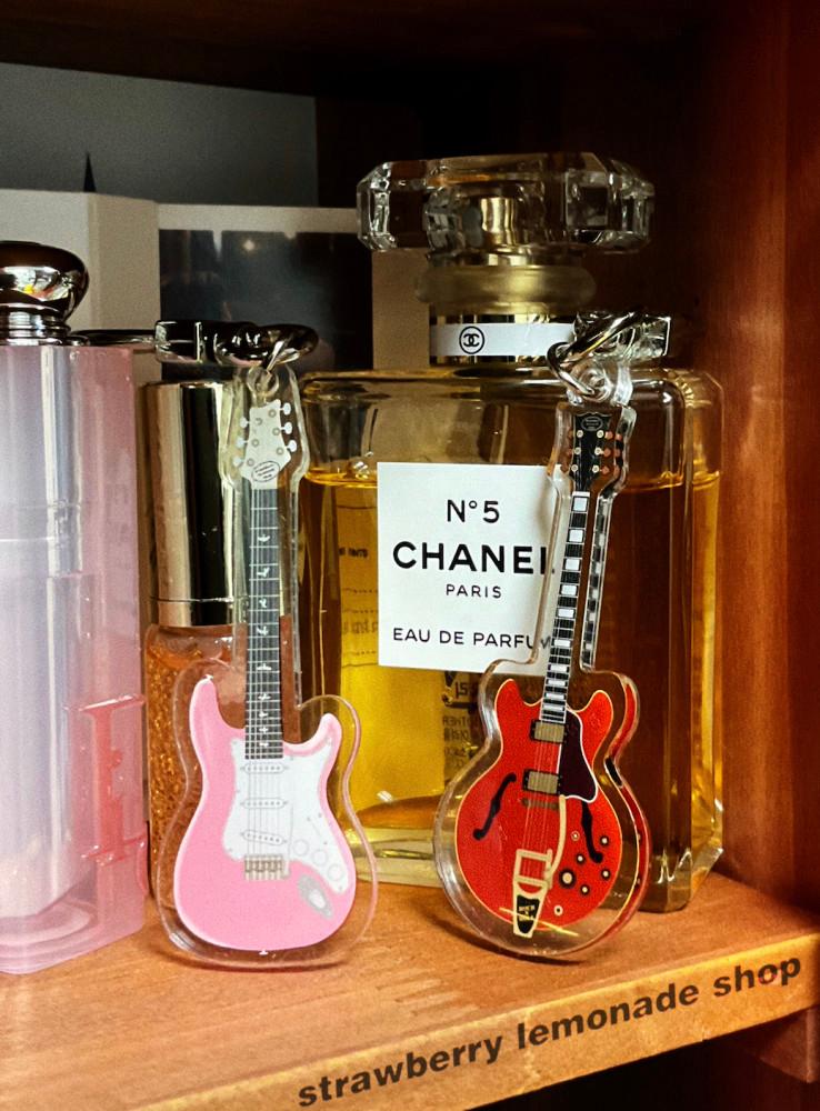 [기타 키링] 핑크&레드 시그니처 에어팟키링 아크릴키링 키홀더 액세서리 열쇠고리 가방고리 백참