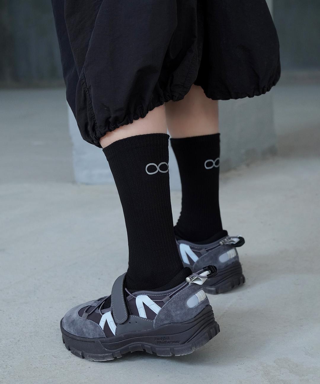 OOSS 여성 리플렉티브 러닝 크루 삭스 블랙