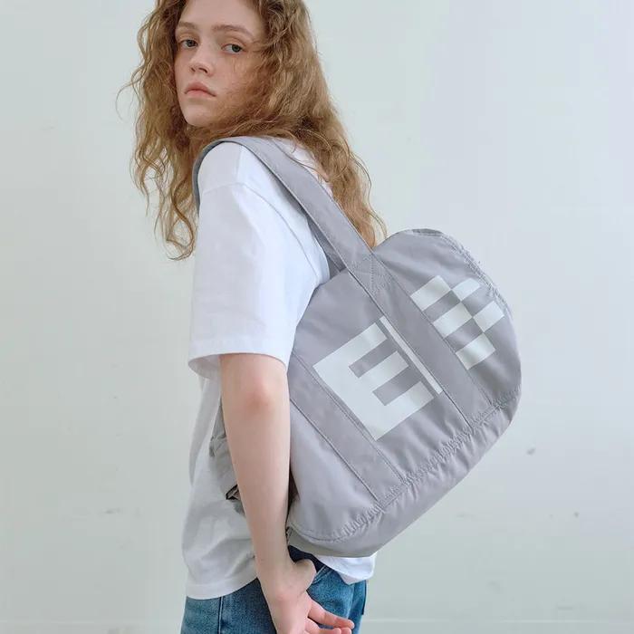 픽셀 로고 숄더 백 (Light Grey)