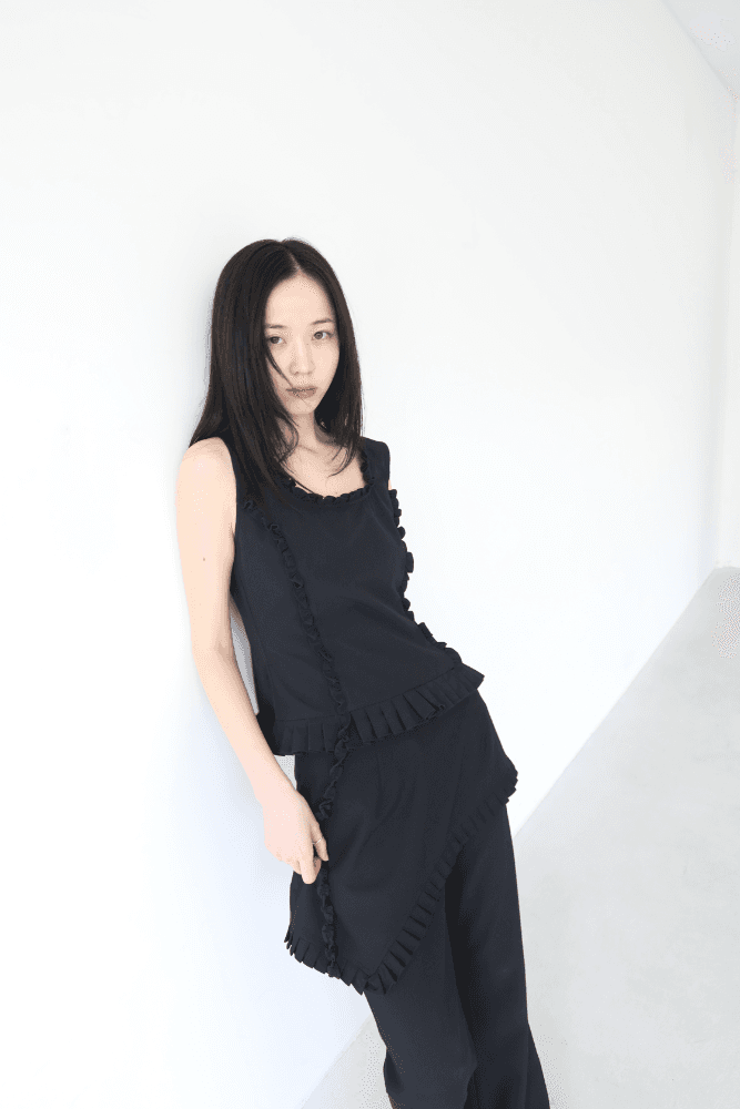 RUFFLE SLEEVELESS (BLACK)
