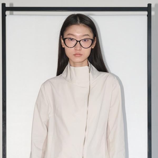 [4/20 순차 출고] Diagonal-Zipper Mock-Neck Jacket (Beige)