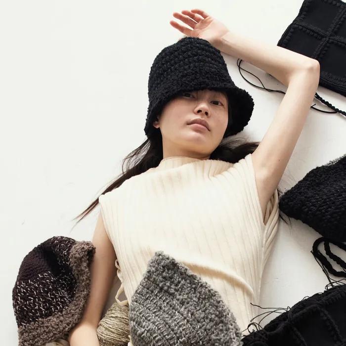 FURRY BUCKET HAT IN BLACK