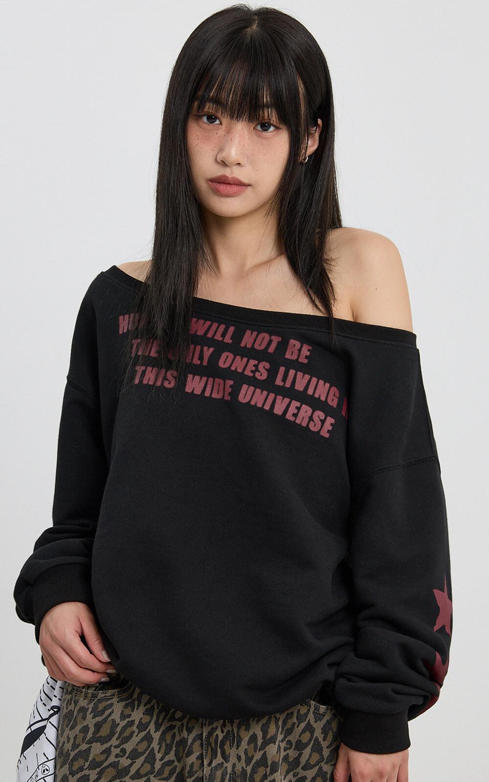 Three Star 레터링 오프숄더 맨투맨 블랙