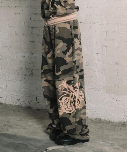 EMBLEM PRINTING JOGGER PANTS BROWN