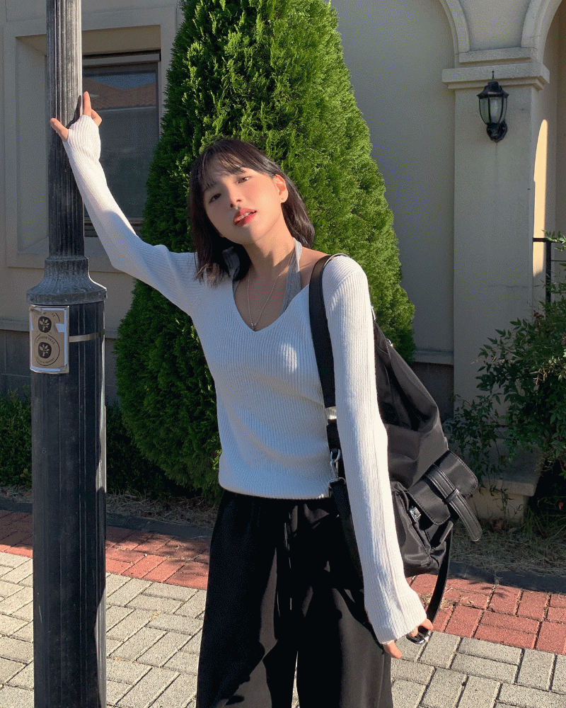 아델 브이넥 워머 니트