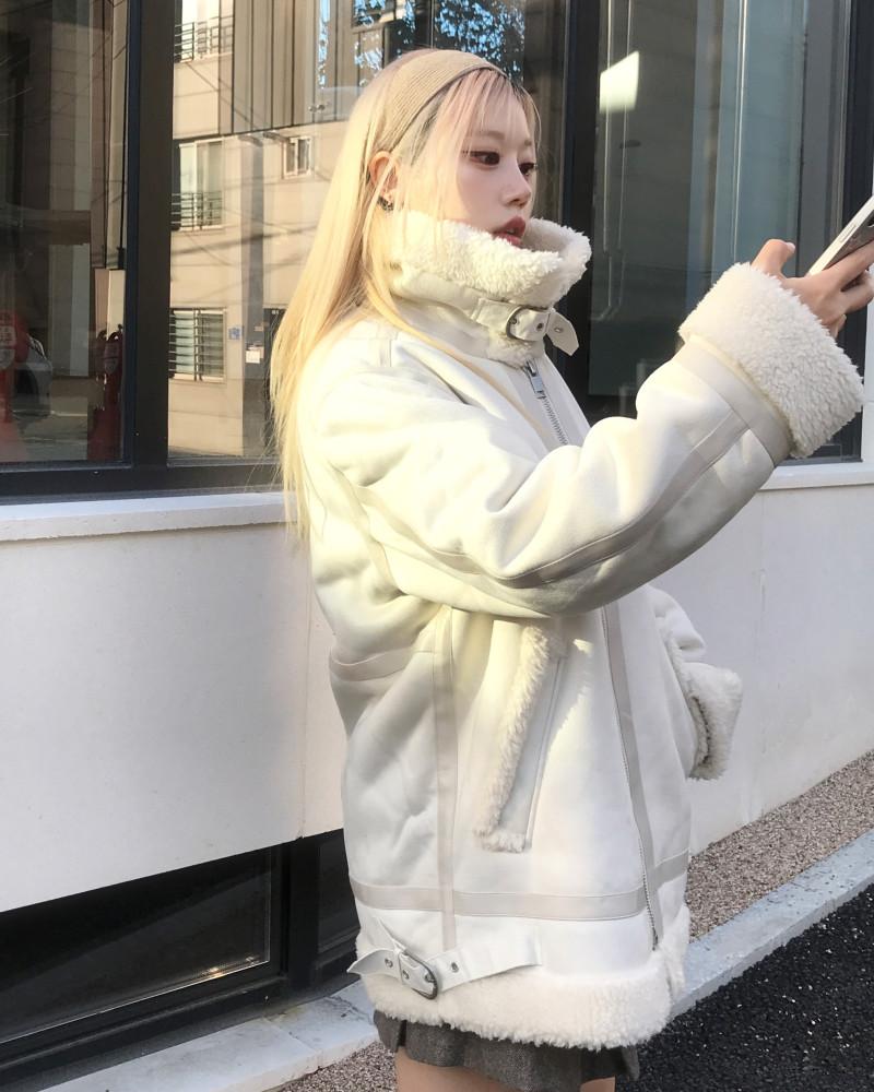 [히니츠키] 오버핏 버클 하이넥 덤블 소프트 무스탕(2color)