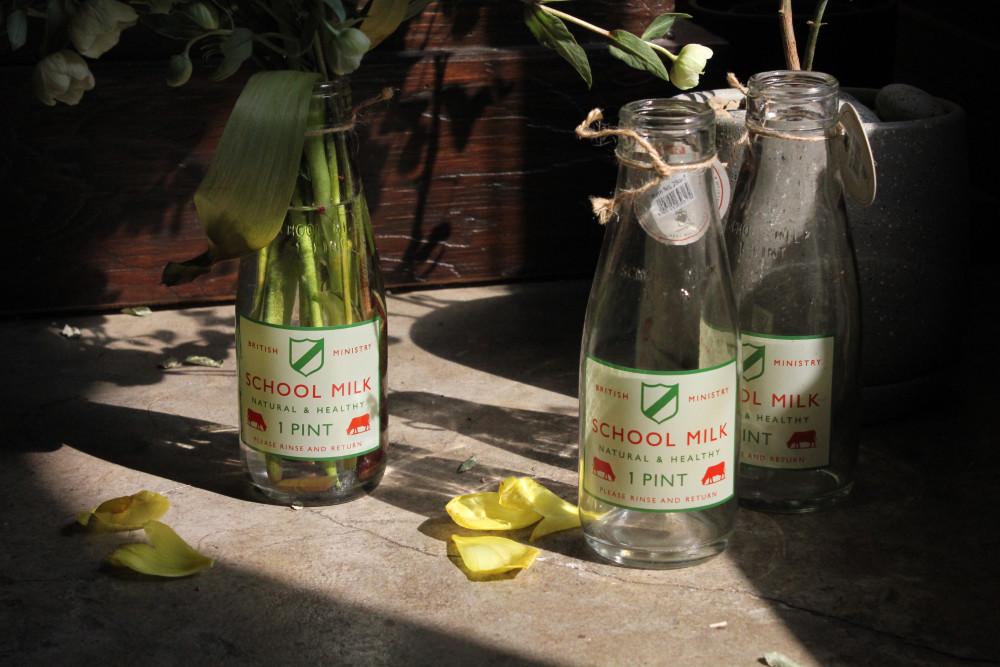 빈티지 색감의 우유 유리병 화병  milk bottle