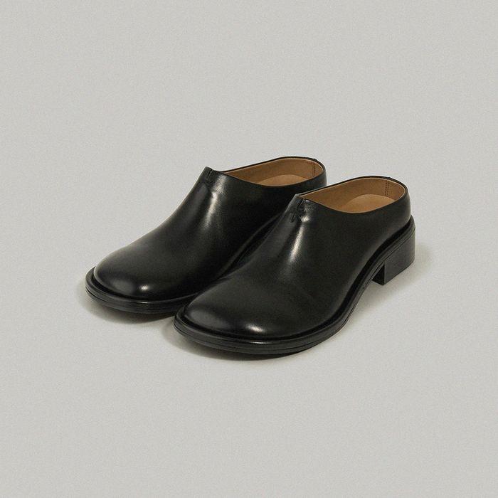 라운드 토 레더 뮬_black