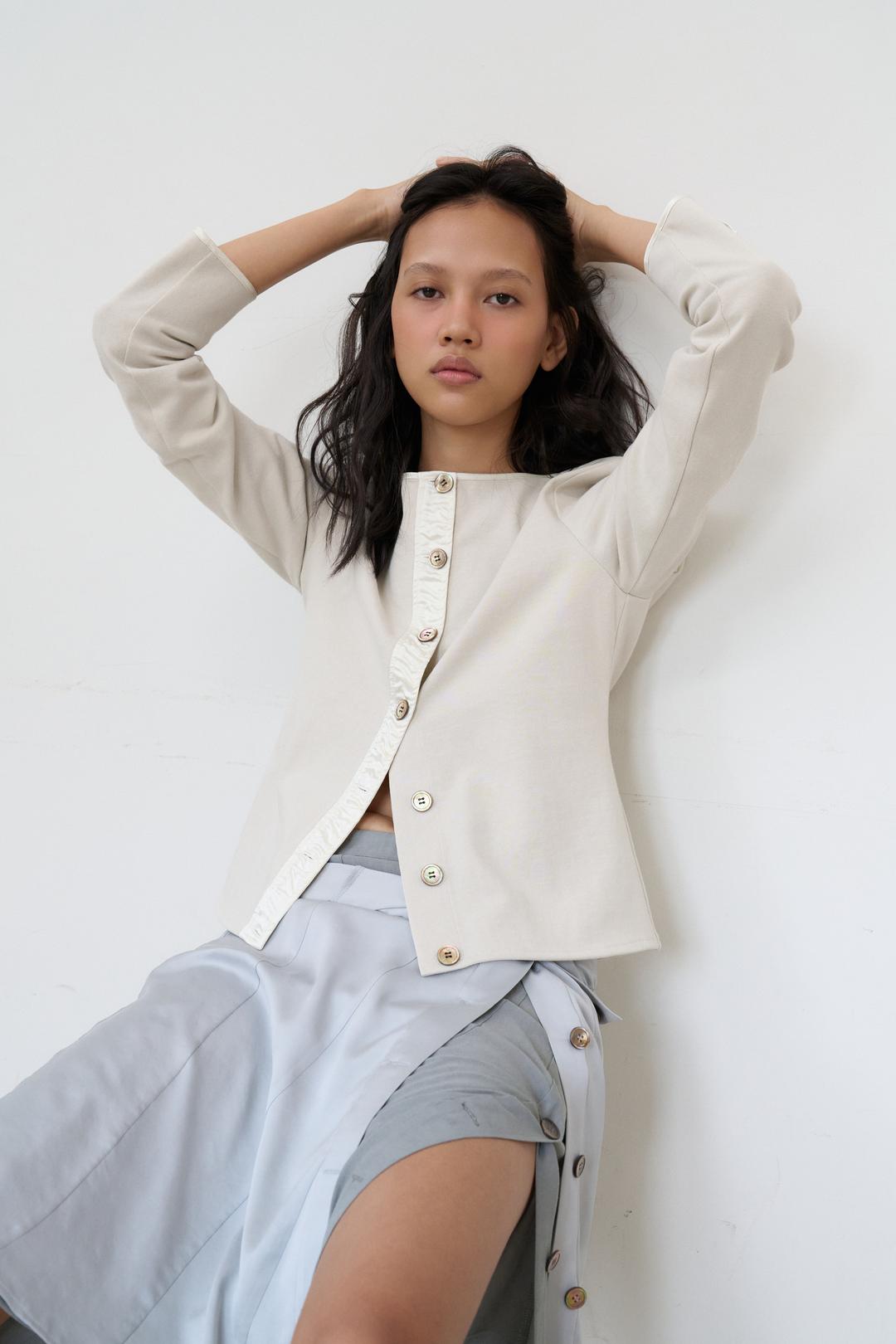 [4월 3일 순차 출고] 사틴 콤비 가디건 - 베이지